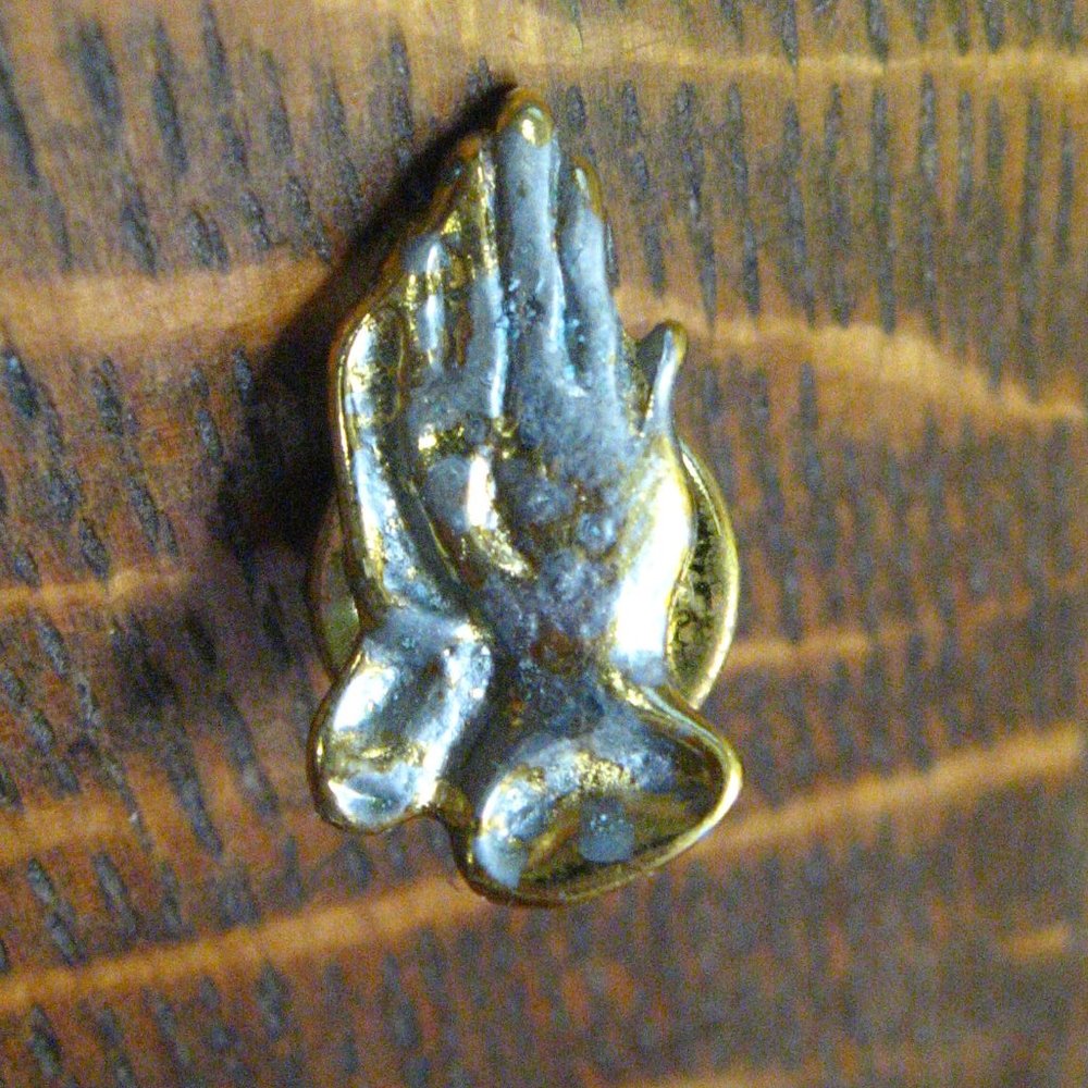 ✝️ Praying Hands Vintage Lapel Pin